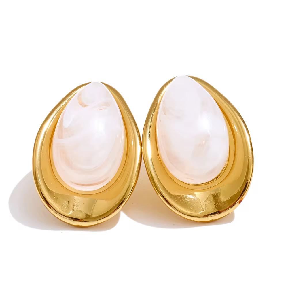 Capri Oval Shell Stud Earrings – 18k Gold Plated